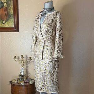 Tadashi Shoji Cream Lace Sequin Suit.  SZ 12/6